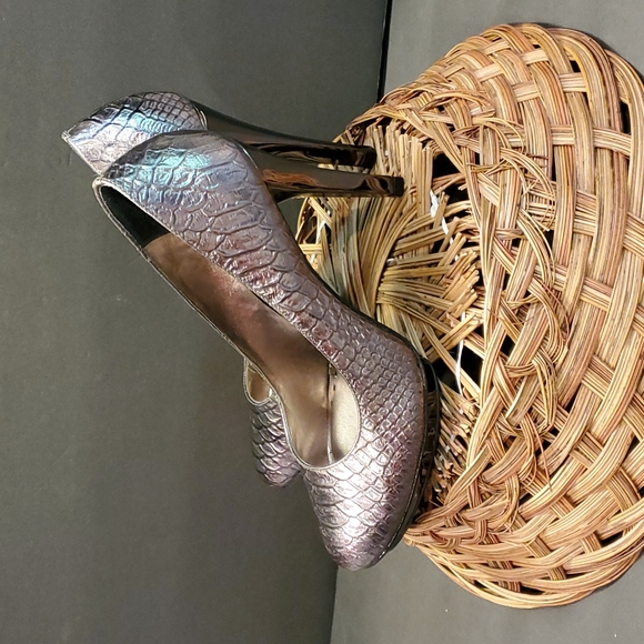 👠 Gianni Bini Silver Sequin Stiletto Heels 8.5M and 4.5 in heels - Picture 4 of 8